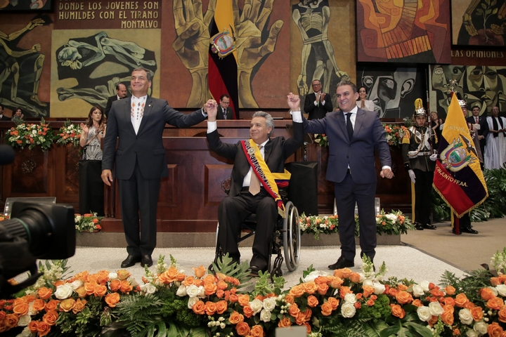 נשיא אקוודור היוצא רפאל קראה (משמאל) בטקס "חילופי המשמר" להשבעת הנשיא לנין מורנו (במרכז), במאי 2017 (צילום: Agencia de Noticias ANDES)