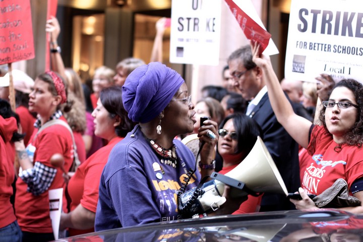 המורות בשיקגו לא רוצות רק להעלות את השכר העלוב שלהן, אלא גם לשפר את תנאי הלימוד. שביתת המורות בשיקגו ב-2012 (צילום: ספנסר טווידי CC BY-NC-ND 2.0)י
