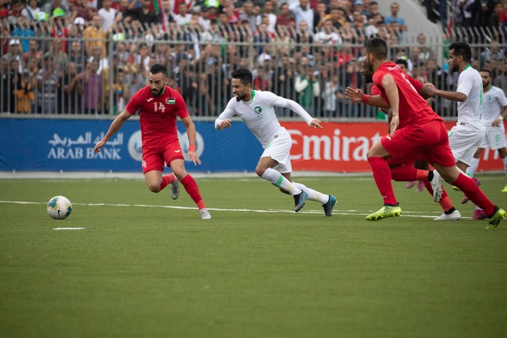 המשחק הסתיים בתיקו אפס, הישג לנבחרת פלסטין שנחשבת חלשה יותר. התקפה של סעודיה (בלבן) על העשר הפלסטיני (צילום: אורן זיו)