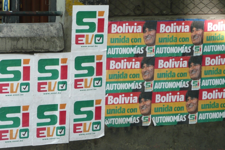 כרזות בבוליביה לפני משאל העם על החוקה ב-2009 (צילום: Randal Sheppard)