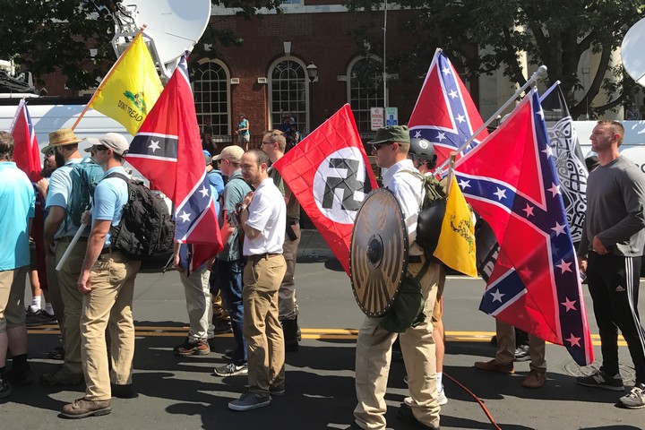 צועדים בעצרת "איחוד הימין האמריקאי" בשארלוטסוויל, וירג'יניה, ב-12 באוגוסט 2017 (צילום: Anthony Crider)