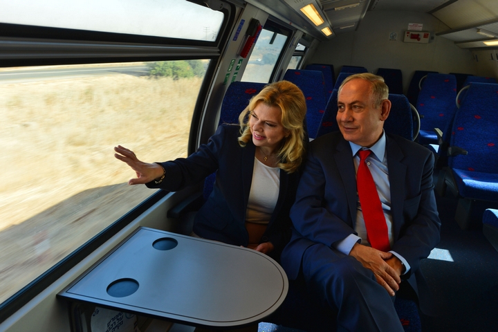 ראש הממשלה בנימין נתניהו ורעייתו שרה חונכים את רכבת העמק, ב-8 בנובמבר 2016 (צילום: קובי גדעון / לע"מ)