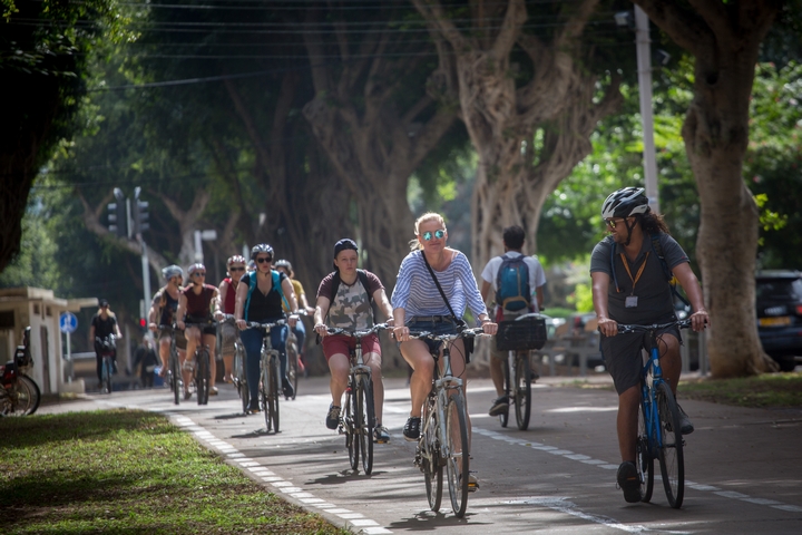 רוכבי אופניים בשדרות חן בתל אביב (צילום: מרים אלסטר / פלאש90)