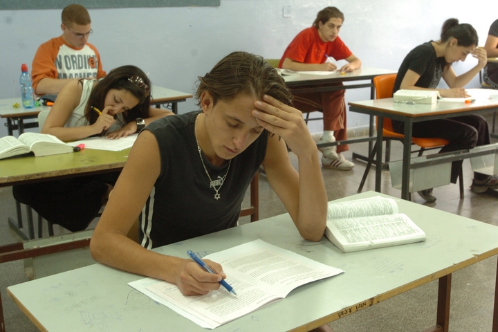 תלמידי תיכון בירושלים בזמן מבחן (צילום: פלאש90)