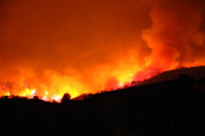 עבור מי שמחזיק בפוליסת ביטוח יוקרתית, שריפה יכולה להיות הזדמנות נדל"נית לשדרג את ערך הנכס. עבור עניים, זה סוף הדרך. שריפה בקליפורניה (צילום: אלכס מירושניצ'נקו CC BY 2.0)