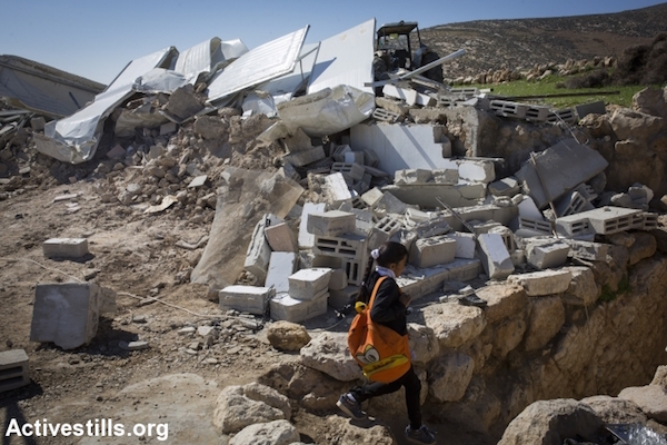 ילדה חוזרת מבית הספר לביתה ההרוס. חרבת אל-חלווה, שטח אש 918, דרום הר חברון. 2.2.16 (אקטיבסטילס)