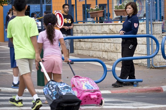 ילדות בכניסה לבית ספר. אילוסטרציה (משה שי/פלאש 90)