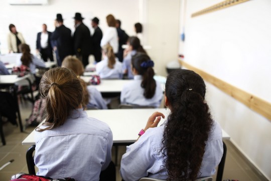 אלו שכן זוכות ללמוד. ילדות בסמינר בירושלים בפתיחת שנת הלימודים. אילוסטרציה. (יונתן סינדל/פלאש90)