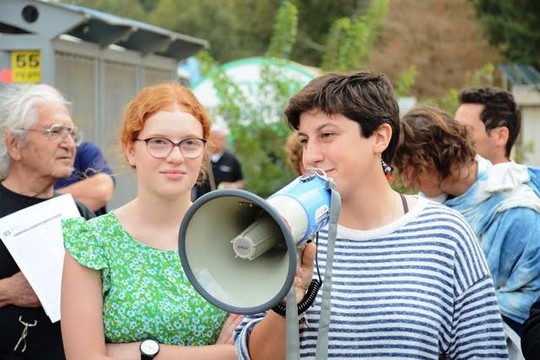 הסרבניות תמר זאבי ותמר אלון בכניסה ללשכת גיוס תל השומר (רמי בן ארי)