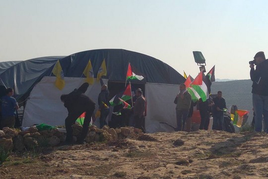 פעילים פלסטינים וישראלים מפגינים במאחז לא חוקי, בקעת הירדן (גיא הירשפלד)