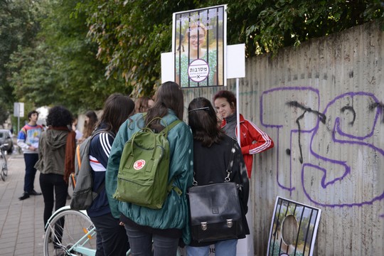 תלמידות עירוני א' בתל אביב חותמות על עצומת תמיכה בתמר אלון (שבתמונה למעלה) ובתמר זאבי (עינב זילבר)