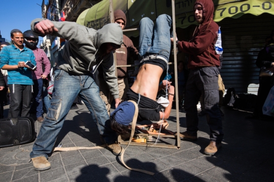 מיצג עינויים בשוק מחנה יהודה בירושלים במחאה על עינויי העצורים בחשד לרצח הנורא בדומא (צילום: נתי שוחט, פלאש90)