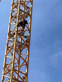 למי אכפת מהאנשים שבונים לנו את הבתים ונמצאים בסכנה בגבהים? (צילום: "ארגון מפעילי עגורן צריח")