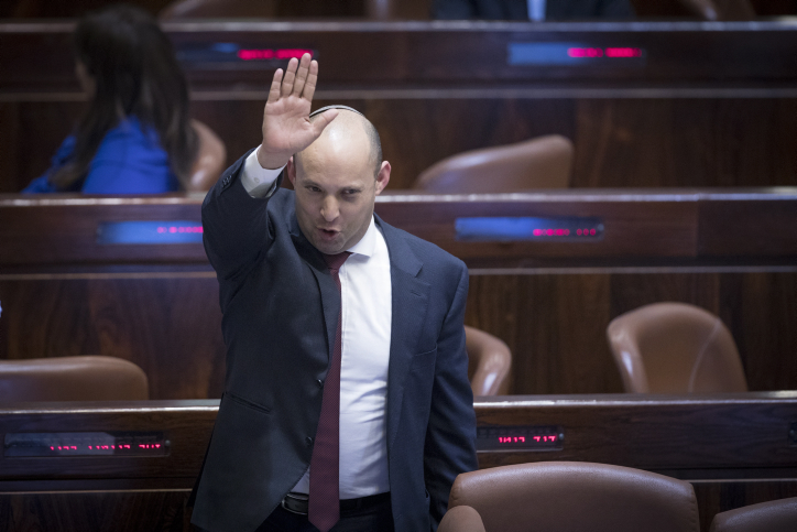 נפתלי בנט חוגג בכנסת את אישור חוק ההסדרה בקריאה שלישית (יונתן זינדל / פלאש90)