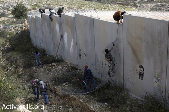 אחרי שנים בהן הצבא הגיב באלימות כלפי ההפגנות הבלתי אלימות, הוחלט על שינוי מדיניות מצד הצבא. מפגינים מצליחים לטפס על החומה בזמן ההפגנה לציון 12 שנות מאבק בבלעין (פאיז אבו-רמלה/אקטיבסטילס)