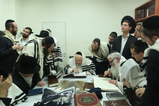 הרב שמואל אוירבך מנהיג "הפלג הירושלמי" בחדרו בירושלים (צילום: שלומי כהן, פלאש90)