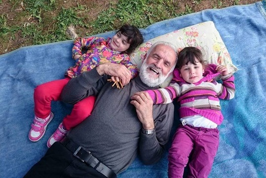 ג'מאל עלא-אלדין אלנתשה עם בנותיו