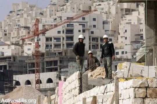 האם רק בנייה מהירה יקרה לליבו של ראש הממשלה, וחייהם של הפועלים זולים בעיניו? פועלי בניין פלסטינים בהתנחלות הר חומה, מזרח ירושלים (יותם רונן / אקטיבסטילס)