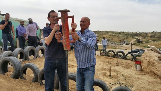 מקימים אנדרטה לזכר יעקוב אבו אלקיעאן, החלל הטרי של אום אל חיראן. 
