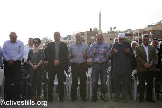 חברות וחברי כנסת, אנשי התנועה האסלאמית וועדת המעקב בעצרת המרכזית בדיר חנא. יום האדמה ה-41. 30 במרץ 2017. (היידי מוטולה/אקטיבסטילס)