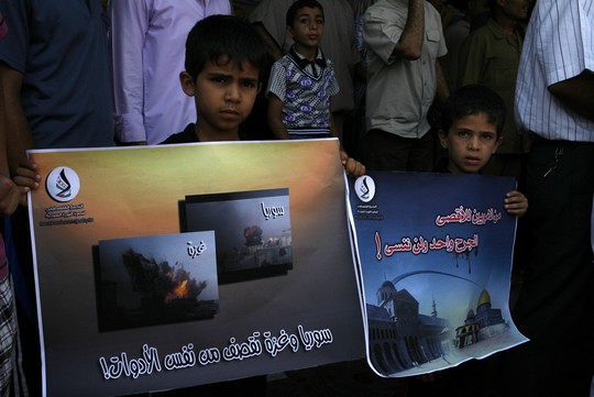 "ילדים פלסטינים לא יהיו הסכין שתשחוט ילדים סורים". עזה, יוני 2012 (עבד רחים חטיב/פלאש90) 