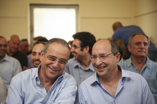 בישראל אין מתווך בין קובעי המדיניות לבין ה"שטח". המנהיגים יחליטו והם גם יישמו. יו"ר ההסתדרות, אבי ניסנקורן, ויו"ר נשיאות הארגונים העסקיים, שרגא ברוש (הדס פרוש/פלאש90)