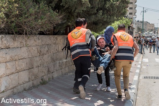 פרמדיקים מפנים פצוע שנפגע מירי חיילים ישראלים במהלך העימותים בבית לחם, 17.4.17 (צילום: מרטין ברזילי/אקטיבסטילס) 