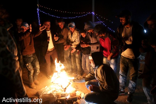 הפעילים רוקדים דבקה במאחז. כמה שעות אחר כך יפלשו למקום חיילי הצבא. "צומוד, מחנה החירות". הכפר סארורה הגדה המערבית, 20 במאי 2017 (צילום: אחמד אל-באז אקטיבסטילס)
