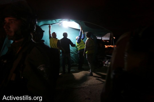 חיילים מפרקים את אחד האוהלים. "צומוד, מחנה החירות". הכפר סארורה הגדה המערבית, 20 במאי 2017 (צילום: אחמד אל-באז אקטיבסטילס)