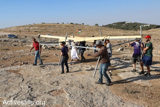 הפעילים מקימים אוהל חדש במקום האוהל שהחיילים פירקו. "צומוד, מחנה החירות". הכפר סארורה הגדה המערבית, 24 במאי 2017 (צילום: אחמד אל-באז אקטיבסטילס)
