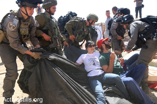פעילים פלסטינים, ישראלים ויהודים אמריקאים מתעמתים עם החיילים שהגיעו כדי לפנות את המאחז בפעם השניה. "צומוד, מחנה החירות". הכפר סארורה הגדה המערבית, 25 במאי 2017 (צילום: אחמד אל-באז אקטיבסטילס)