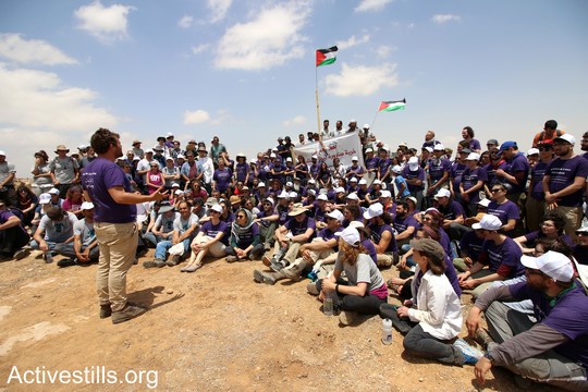 תמונה קבוצתית של הפעילים: היום הראשון במאחז. "צומוד, מחנה החירות". הכפר סארורה הגדה המערבית, 19 במאי 2017 (צילום: אחמד אל-באז אקטיבסטילס)