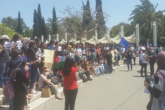 שרשרת אנושית של הסטודנטים באוניברסיטת תל אביב היום (צילום: יאסר אבו ערישה)