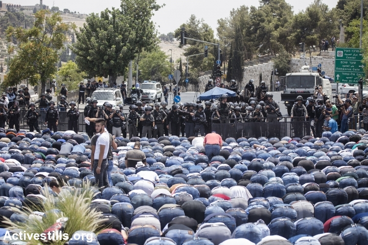 מתפללים מול מחסום של המשטרה בוואדי ג׳וז, יום שישי 21.7 (גיל התפילה הוגבל לחמישים ומעלה)