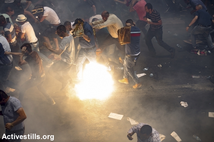 שוטרים מפזרים מתפללים בעזרת רימוני הלם, וואדי ג׳וז, יום שישי 21.7