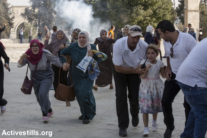 פלסטינים בורחים בזמן ששוטרים משליכים רמוני הלם במתחם אל אקצה, 27.7