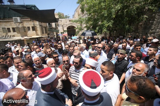 מאות מתפללים בכניסה לעיר העתיקה שנענו לקראית הווקף שלא להיכנס בשל הפרת הסטטוס קוו מצד ישראל. 16 ביולי 2017 (אקטיבסטילס)