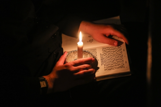 אמירת קינות בתשעה באב (צילום: יעקב לדרמן, פלאש90) 