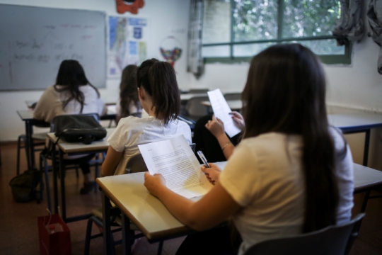 לבטל את בחינות המיצ"ב. תלמידים בעת בחינה בבית הספר (צילום אילוסטרציה: הדס פרוש, פלאש90)