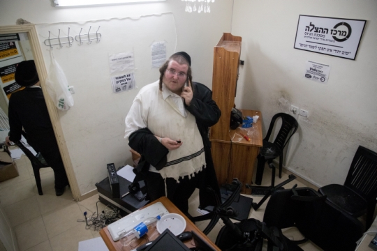 הפשיטה על משרדי "מרכז ההצלה" במאה שערים (צילום: יונתן זינדל, פלאש90)