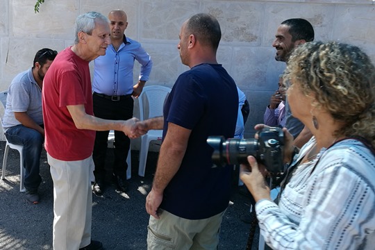 היועץ המשפטי לממשלה לשעבר מיכאל בן יאיר בביקור בבית בו התגוררה משפחתו בשייח' ג'ראח