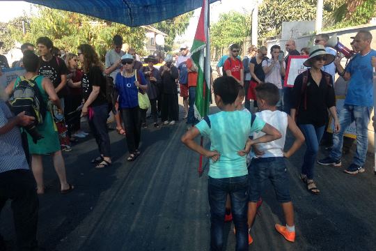 מפגינים צועדים לביתה של משפחת שמסאנה בשייח' ג'ראח (צילום: מעיין דק)