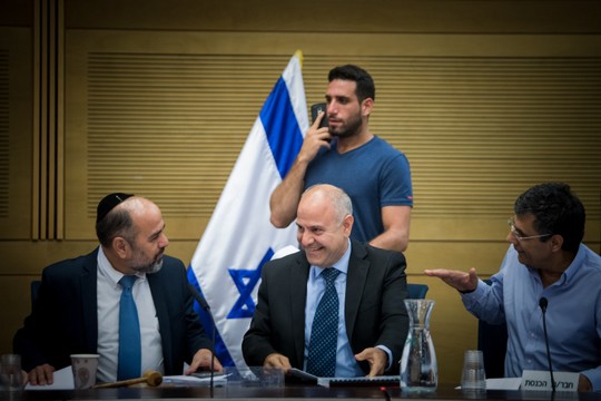 יו"ר ועדת החינוך ח"כ יעקב מרגי ומנכ"ל משרד החינוך שמואל אבואב בדיון בוועדה. 14 באוגוסט 2017 (יונתן זינדל/פלאש90)