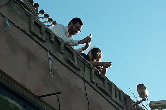 מתנחלים מצלמים את המפגינים בשייח ג'ראח, ירושלים המזרחית, 4 באוגוסט 2017 (צילום: אמיר ביתן)