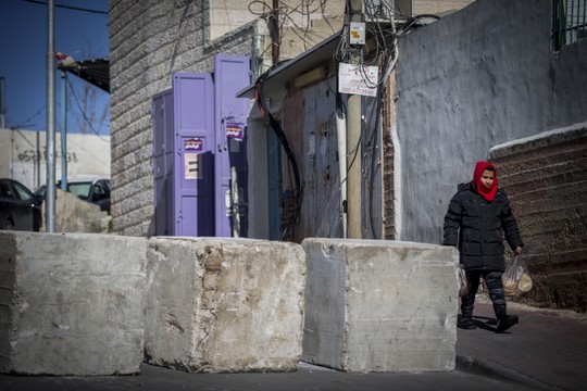 בטונדות בכניסה לג'בל מוכבר בירושלים המזרחית שהוצבו כענישה קולקטיבית (יונתן זינדל/פלאש 90)