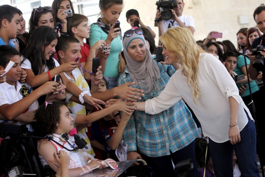 הזמרת שאקירה מבקרת בבית הספר הדו לשוני בירושלים ב-2011 (מרים אלסטר/פלאש90)