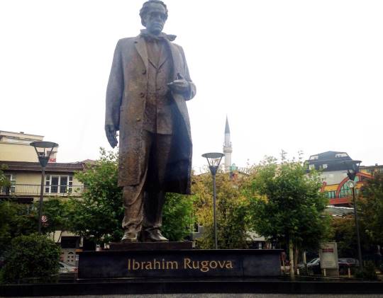 אנדרטה לזכר הגיבור העממי, הנשיא הראשון של רפובליקת קוסובו, איברהים רוגובה (צילום: יאסר אבו ערישה)