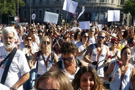 "בואו נדבר". אלפי אנשים מפגינים ללא דגלים במדריד בקריאה לדיאלוג. (צילום: #Hablamos? #Parlem. ויקימדיה CC BY 4.0)