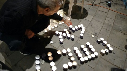 נרות לזכר ראש הממשלה שנרצח יצחק רבין. שוע 50 ברציפות מול בית היועמ"ש בפתח תקווה (אורלי נוי)