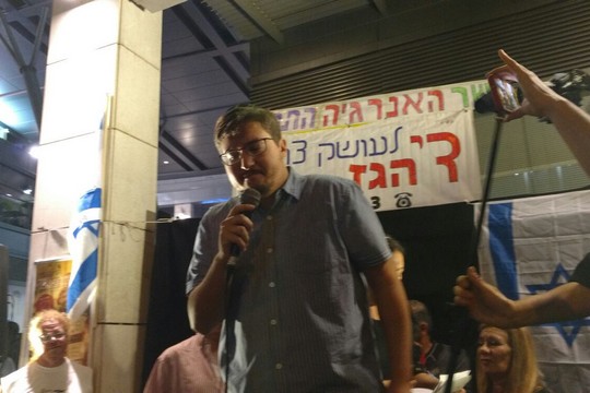 אלי ביתאן, מעורכי שיחה מקומית, בהפגנה ה-50 נגד שחיתות שלטונית מול בית היועמ"ש בפתח תקווה (אורלי נוי)